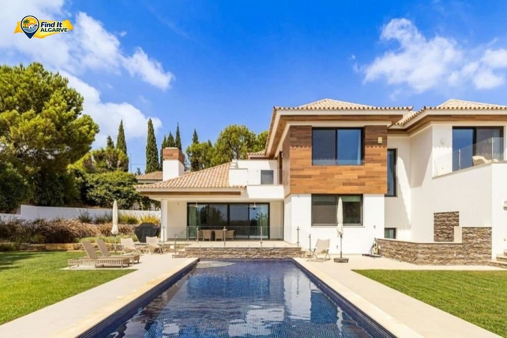 Luxury villa property in the Algarve Portugal with swimming pool